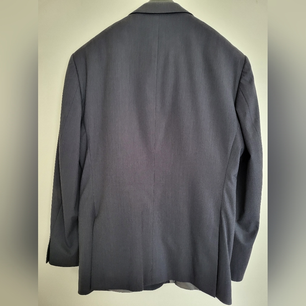 Gray Sport Coat with Notched Lapels and Modern Cut - Picture 6 of 8